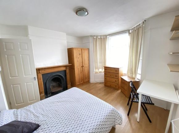 Thumbnail Room to rent in Hook Road, Epsom, Surrey