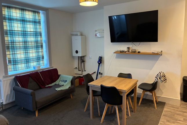 8 Beaumont Street, Huddersfield photo 4