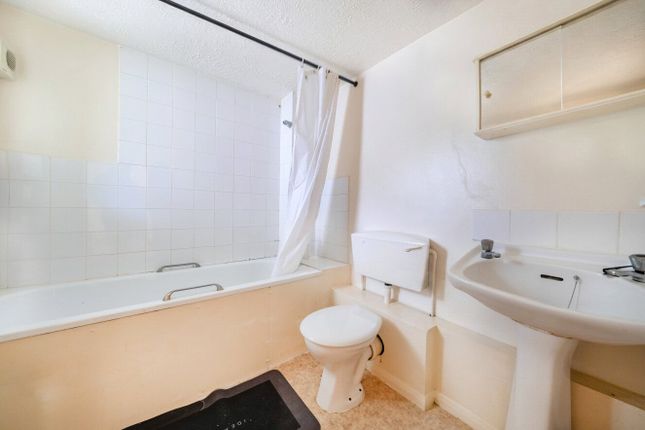 271A,, Rutland Avenue, Buckinghamshire photo 5