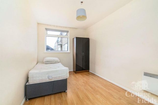 Flat for sale in Bridle Close, Enfield, London - Chain Free
