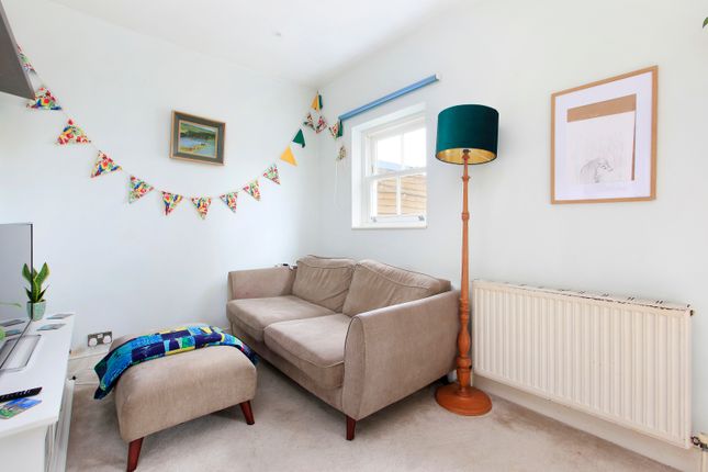 Thumbnail Flat to rent in Wandsworth Road, Clapham, London
