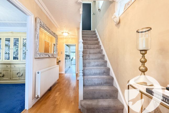 22, Domonic Drive, London photo 4