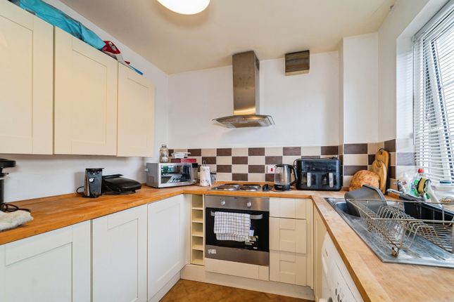 15, Cadogan Close, Haverfordwest photo 3