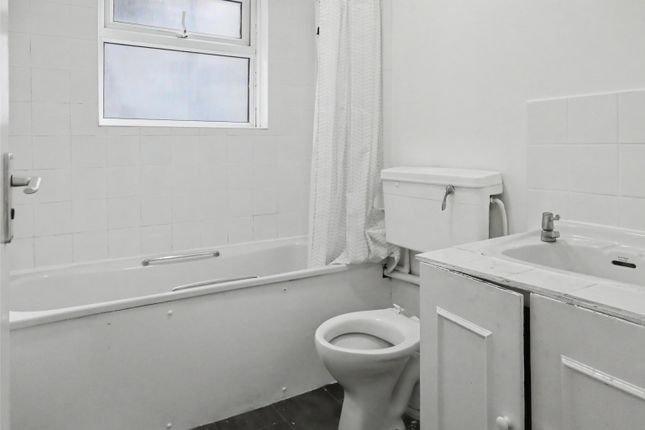 30 Flat A, Corrance Road, London photo 5
