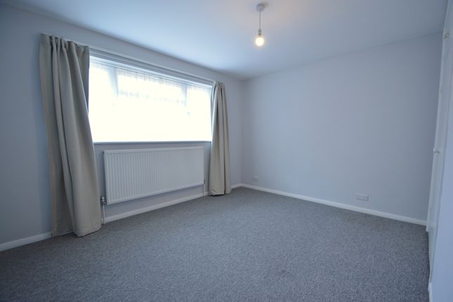 Flat 6, Redwood Court, Lovelace Gardens, Surbiton photo 5