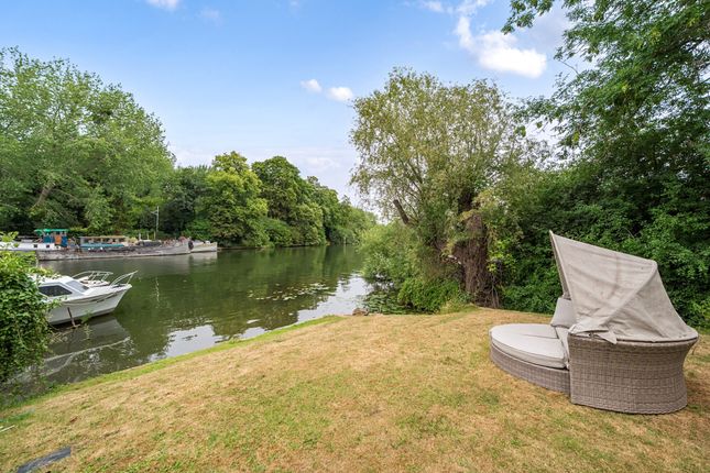 26, Old Ferry Drive, Wraysbury photo 2
