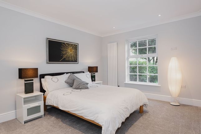 8 Spencer Park, East Molesey photo 2