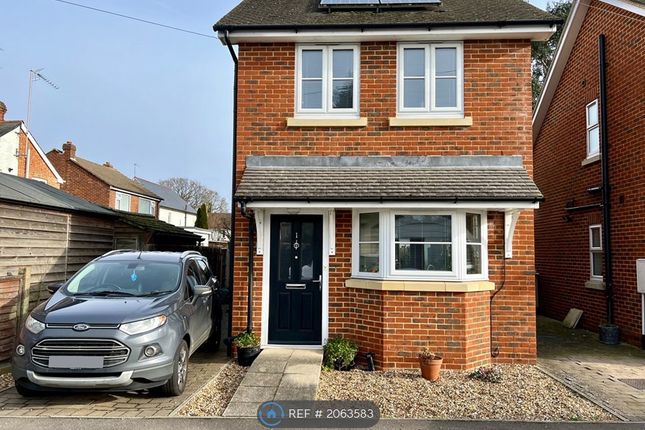 Thumbnail Detached house to rent in Fernbank Road, Addlestone