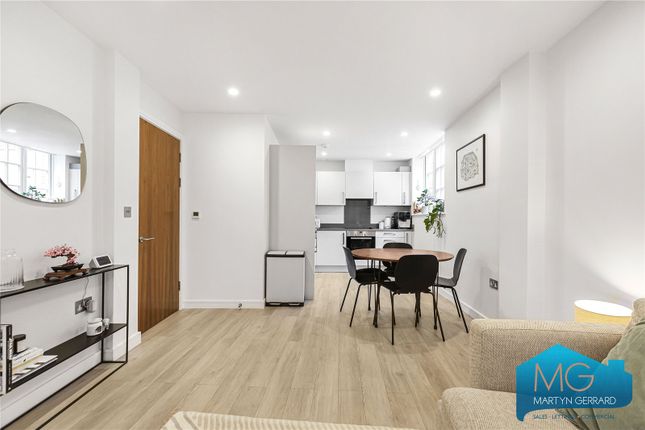 Flat for sale in Cornwall Avenue, London