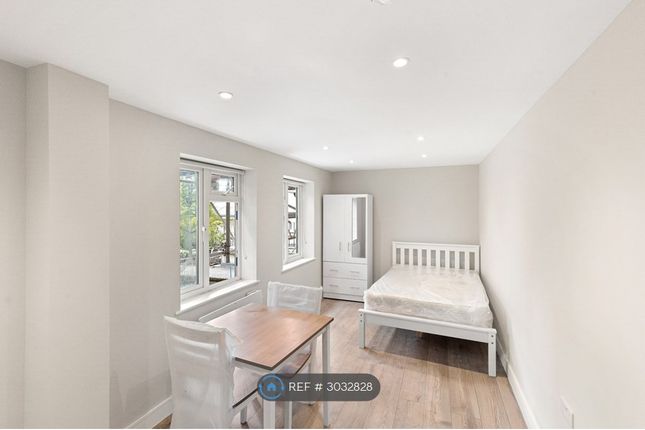 A Barnett Wood Lane, Ashtead photo 4
