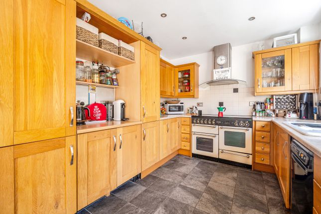 2, Bateman Grove, Surrey photo 4