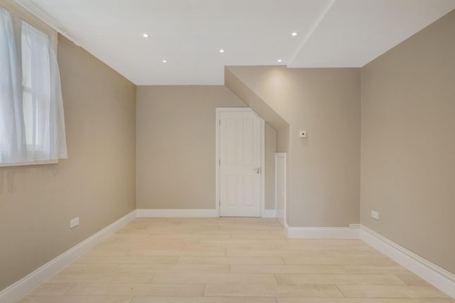 Flat 2, 25, Brougham Road, Acton photo 4