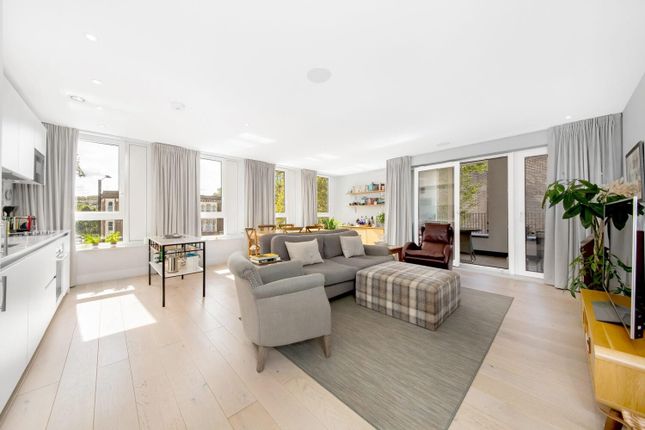 Flat for sale in Peckham Road, Camberwell, London
