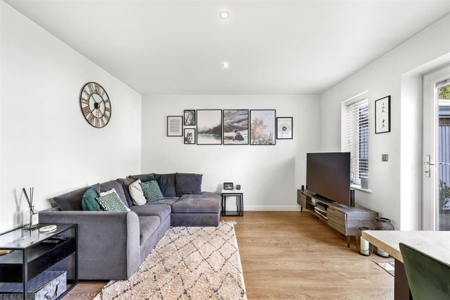 27, Kings Wood Park, Epping photo 2