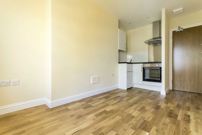Studio flat on Flat 2, 13A, Fulham Broadway, London, £1,000/mo