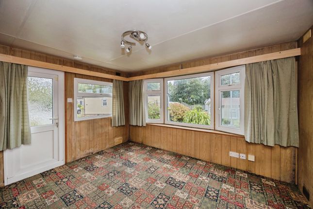 42, Cliffdale Gardens, Portsmouth photo 3