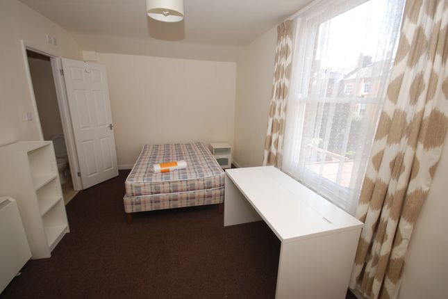 Flat to rent in 12 Augusta Place, Leamington Spa, Warwickshire