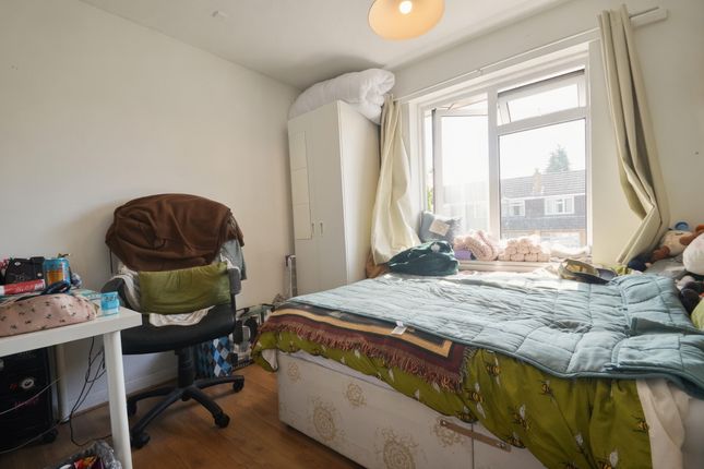 34, Nobles Way, Egham photo 4