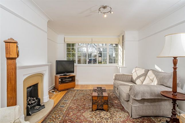 29, The Rowans, Gerrards Cross photo 4