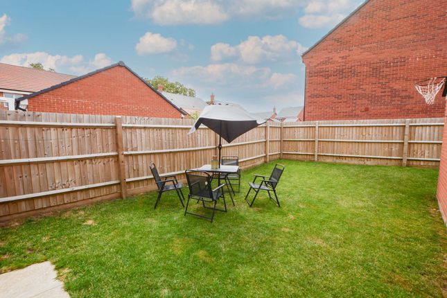 16 Abbots Drive, Leicester photo 4