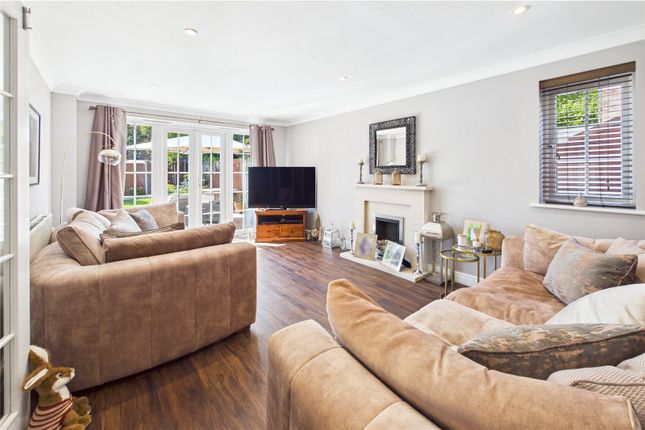 33, Laurel Gardens, Thatcham photo 3