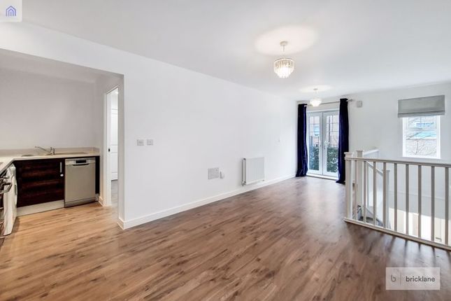 Flat to rent in Wells View Drive, Bromley