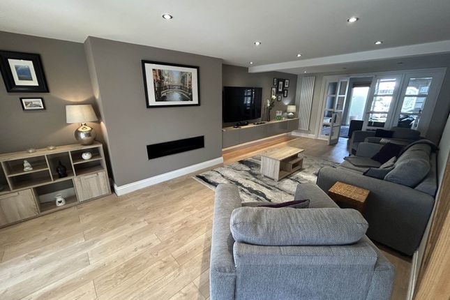14, Totnes Avenue, Oldham photo 4