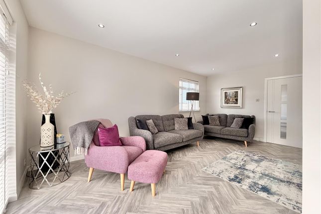 28, Fergus Gardens, Hamilton photo 3