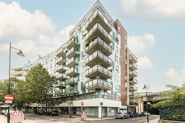 Flat for sale in Sun Passage, London