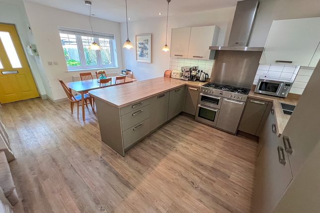 Mole Place, West Molesey photo 4