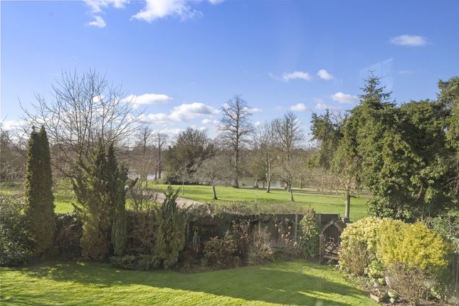 2 Gidea Close, Romford photo 3