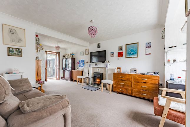93 Catchpole Close, Lowestoft photo 3