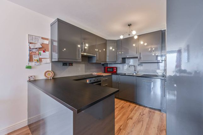 Flat to rent in Osprey Heights, Battersea, London