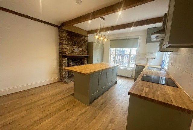 3-bed flat on 72a High Street, Battle, £1,750/mo