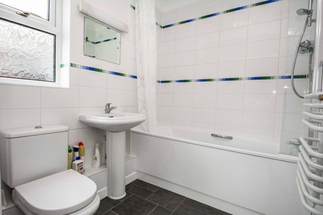 Flat 1 Crichton Court, West End Road, Mortimer Common, Reading photo 4