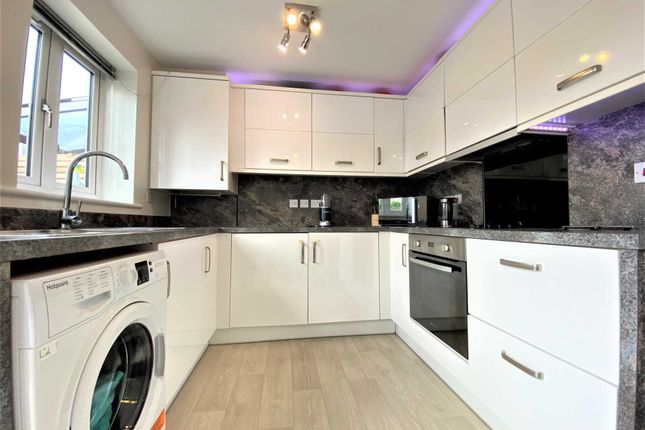 49, Vauxhall Way, Bedfordshire photo 2