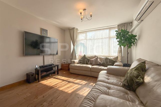 53, Riverdene, Edgware photo 3