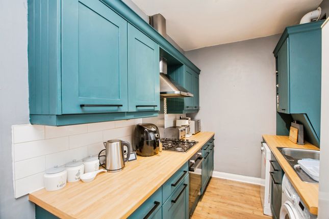 4, Holme Drive, HALIFAX photo 2