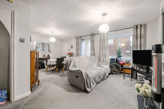 26 Waterfields, Leatherhead photo 3