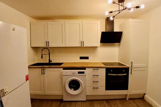Flat 3, 134-136 Kilburn High Road,, London photo 3
