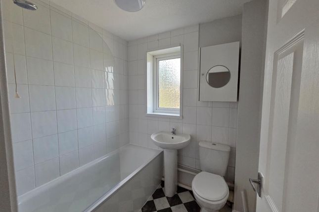 5, Heol Lewis, Caerphilly photo 3