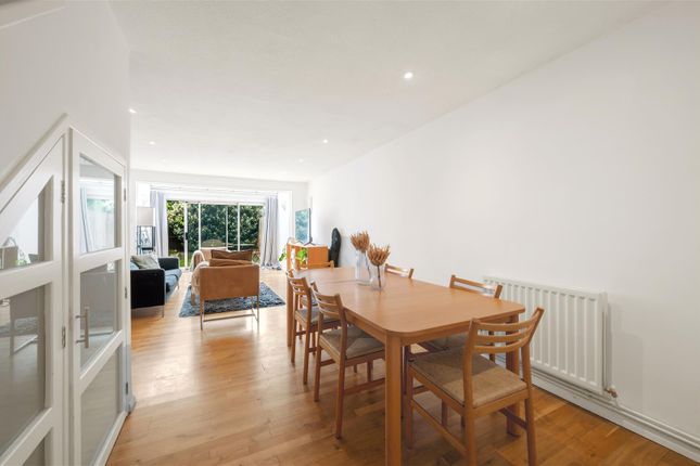15, Holm Oak Close, Putney photo 3