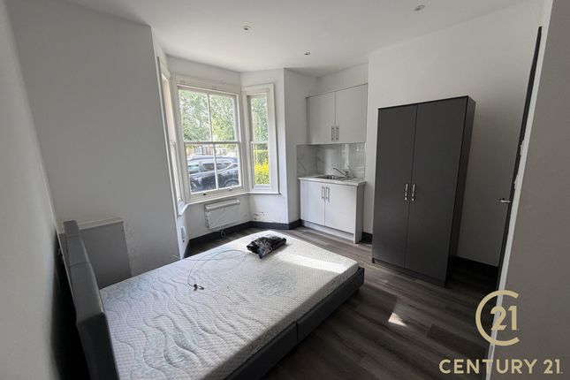 28, Colham Avenue, WEST DRAYTON photo 4