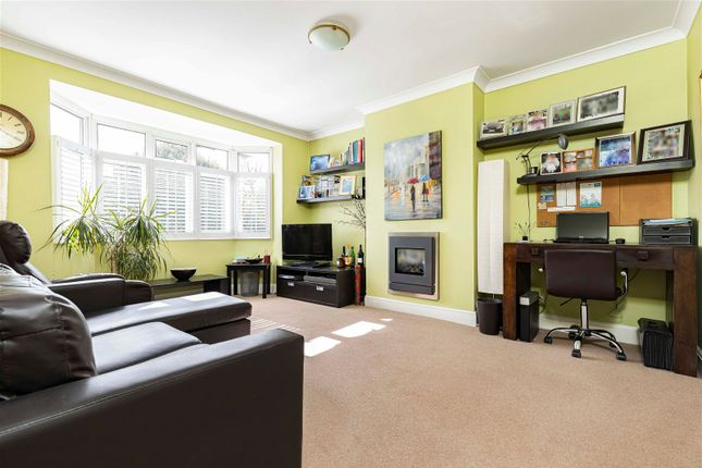 Flat to rent in Madison Gardens, Bromley