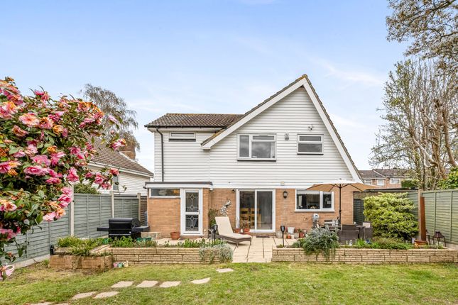 8 Oaks Close, Horsham photo 4