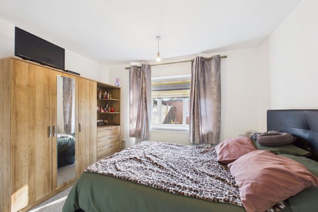 18, Ensign Close, Stanwell photo 4