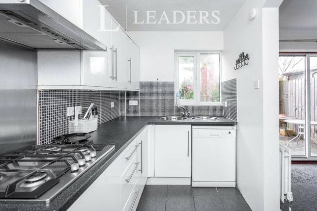 Room 4, 71, Fishers Field, Buckinghamshire photo 4