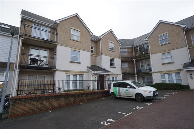 Flat to rent in Wallace Road, Mile End, Colchester, Essex.