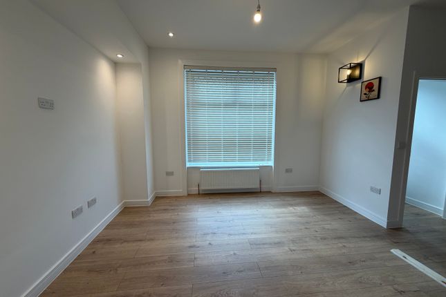 524, Manchester Road, HUDDERSFIELD photo 4