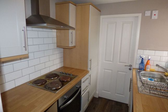 Flat to rent in Flat 6, Warwick House, Avenue Road